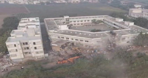 ભાવનગરમાં મેગા ડિમોલિશન ડ્રાઈવ: અકવાડા નજીક દારૂલ ઉલુમ મદરેસા કમ્પાઉન્ડમાં 1500 ચો.મી. દબાણ દૂર, પોલીસ બંદોબસ્ત વચ્ચે કાર્યવાહી પૂર્ણ