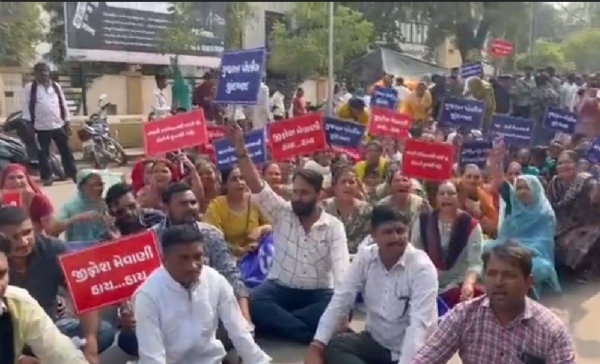 જિજ્ઞેશ મેવાણીના નિવેદન સામે ઉત્તર ગુજરાતમાં પોલીસ પરિવારનો ઉગ્ર વિરોધ જિજ્ઞેશ મેવાણીના નિવેદન સામે ઉત્તર ગુજરાતમાં પોલીસ પરિવારનો ઉગ્ર વિરોધ