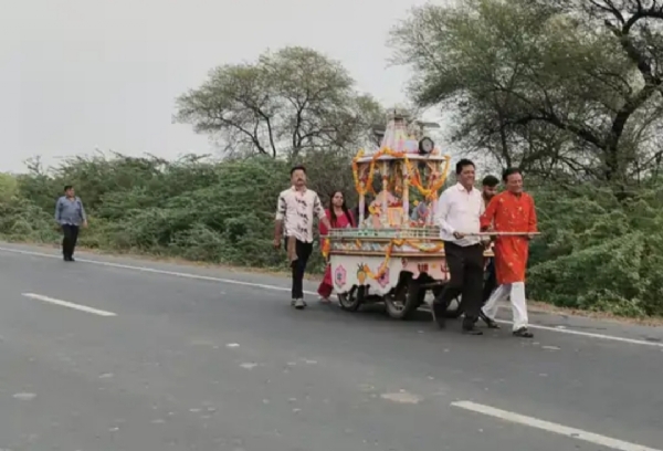 હારીજમાં ઠક્કર સમાજના કુળદેવ ક્ષેત્રપાળ દાદાની પગપાળા સંઘનું પ્રસ્થાન થયું હારીજમાં ઠક્કર સમાજના કુળદેવ ક્ષેત્રપાળ દાદાની પગપાળા સંઘનું પ્રસ્થાન થયું