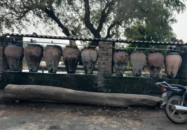 રાજુલા કાતર રોડ પર ભુતડા દાદા ની જગ્યાએ મહંત દ્વારા પાણી પરબ : રાહદારીઓ માટે કલ્યાણકારક સેવા રાજુલા કાતર રોડ પર ભુતડા દાદા ની જગ્યાએ મહંત દ્વારા પાણી પરબ : રાહદારીઓ માટે કલ્યાણકારક સેવા