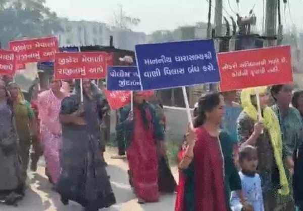 જિજ્ઞેશ મેવાણીના નિવેદન સામે ઉત્તર ગુજરાતમાં પોલીસ પરિવારનો ઉગ્ર વિરોધ જિજ્ઞેશ મેવાણીના નિવેદન સામે ઉત્તર ગુજરાતમાં પોલીસ પરિવારનો ઉગ્ર વિરોધ