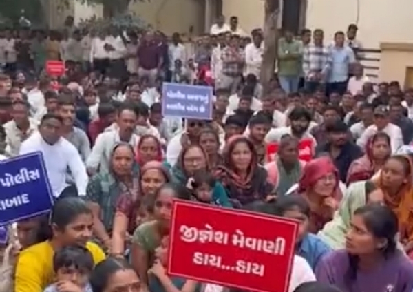 જિજ્ઞેશ મેવાણીના નિવેદન સામે ઉત્તર ગુજરાતમાં પોલીસ પરિવારનો ઉગ્ર વિરોધ જિજ્ઞેશ મેવાણીના નિવેદન સામે ઉત્તર ગુજરાતમાં પોલીસ પરિવારનો ઉગ્ર વિરોધ