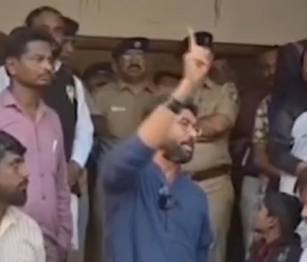 જિજ્ઞેશ મેવાણીના નિવેદન સામે ઉત્તર ગુજરાતમાં પોલીસ પરિવારનો ઉગ્ર વિરોધ જિજ્ઞેશ મેવાણીના નિવેદન સામે ઉત્તર ગુજરાતમાં પોલીસ પરિવારનો ઉગ્ર વિરોધ