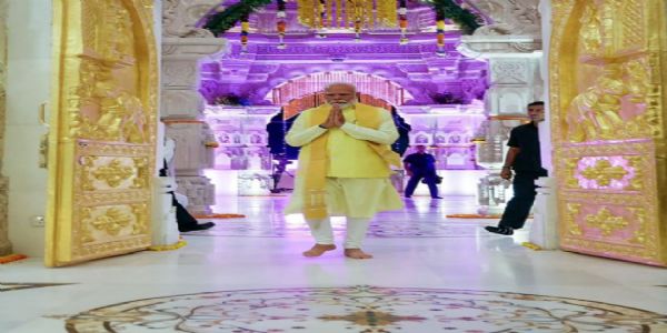 અયોધ્યા ધામ ખાતે ધ્વજારોહણ કરતા પહેલા પ્રધાનમંત્રી મોદીએ રોડ શો કર્યો