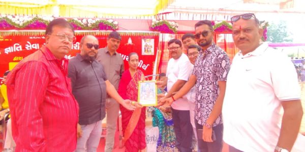 વાંઝા જ્ઞાતિ સમાજ વેરાવળ દ્વારા, નિહારીકાબેન ગોહેલને પ્રતિમા આપી સન્માન કરાયું હતુ