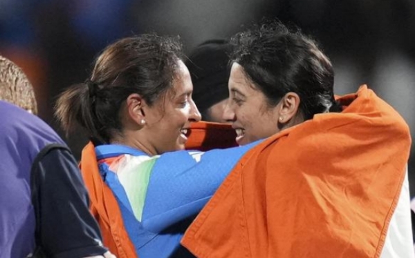 જીત પછી સ્મૃતિ અને હરમનપ્રીત જીત પછી સ્મૃતિ અને હરમનપ્રીત