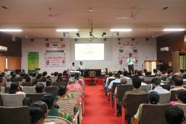 ઇન્ડિયન ઇન્સ્ટીટયુટ ઓફ ગ્રાઉન્ડનટ રીસર્ચ ખાતે ખેડૂતો