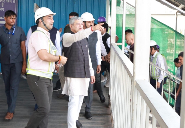 રેલવે મંત્રીએ અમદાવાદ સ્ટેશનના પુનર્વિકાસ અને હાઇ-સ્પીડ રેલ પ્રોજેક્ટની પ્રગતિની સમીક્ષા કરી રેલવે મંત્રીએ અમદાવાદ સ્ટેશનના પુનર્વિકાસ અને હાઇ-સ્પીડ રેલ પ્રોજેક્ટની પ્રગતિની સમીક્ષા કરી