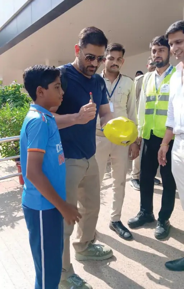 જામનગર એરપોર્ટ ઉપર ધોની જામનગર એરપોર્ટ ઉપર ધોની