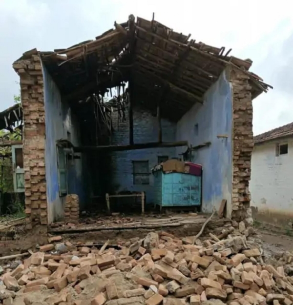 સાવરકુંડલા તાલુકાના સીમરણ ગામમાં કમોસમી વરસાદથી ત્રણ મકાનોને નુકસાન: તલાટીએ રજૂ કર્યો અહેવાલ સાવરકુંડલા તાલુકાના સીમરણ ગામમાં કમોસમી વરસાદથી ત્રણ મકાનોને નુકસાન: તલાટીએ રજૂ કર્યો અહેવાલ