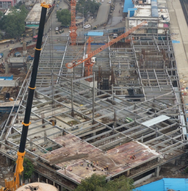 અમદાવાદ,3 નવેમ્બર (હિ.સ.)   માહિતી અને પ્રસારણ, ઇલેક્ટ્રોનિક્સ અને માહિતી ટેકનોલોજી મંત્રી અશ્વિની વૈષ્ણવે અમદાવાદ સ્ટેશનની મુલાકાત લીધી હતી. આ અવસરે તેમણે અમદાવાદ સ્ટેશન પર ચાલી રહેલ પુનર્વિકાસ કામો તથા હાઇ-સ્પીડ રેલ (બુલેટ ટ્રેન) પ્રોજેક્ટની પ્રગતિની સમીક્ષા કરી. મંત્રી અશ્વિની વૈષ્ણવે અમદાવાદ સ્ટેશનની મુલાકાત લીધી અને આ પ્રસંગે મીડિયા સાથે વાત  કરતા જણાવ્યું કે ભારતમાં યાત્રીઓની આવશ્યકતાઓ ને ધ્યાનમાં રાખીને સમગ્ર દેશમાં રેલ્વે સ્ટેશનોના વ્યાપક પુનર્વિકાસ કરવામાં આવી રહ્યા છે. હાલ 1300થી વધુ સ્ટેશનો પર પુનર્વિકાસની કામગીરી ચાલી રહી છે, જેમાં અમદાવાદ સ્ટેશન એક મુખ્ય કેન્દ્ર છે.  અશ્વિની વૈષ્ણવે જણાવ્યું કે અમદાવાદ સ્ટેશન ખાતે 16 માળની આધુનિક બિલ્ડિંગનું નિર્માણ કરવામાં આવી રહ્યું છે. સરસપુર તરફ બુલેટ ટ્રેન પ્રોજેક્ટનું કામ ઝડપી ગતિએ ચાલી રહ્યું છે અને અમદાવાદ હાઇ-સ્પીડ રેલ સ્ટેશન લગભગ પૂર્ણ થવા આવ્યું છે. બુલેટ ટ્રેન સ્ટેશન અને અમદાવાદ રેલ્વે સ્ટેશનને એકીકૃત સ્વરૂપે વિકસાવવામાં આવી રહ્યા છે, સરસપુર સાઇડ મેટ્રો સ્ટેશનનું કામ પૂર્ણ થઈ ગયું છે અને મુસાફરો માટે ખુલ્લું મૂકવામાં આવ્યું છે. તેમણે વધુમાં જણાવ્યું કે અમદાવાદ સ્ટેશનને ત્રણ વધારાના પ્લેટફોર્મ્સ મળશે, જેથી ટ્રેનોની સંચાલન ક્ષમતા વધશે. સ્ટેશનને શહેરના બંને તરફ, કાલુપુર અને સરસપુર બાજુ આધુનિક સ્વરૂપે વિકસાવવામાં આવી રહ્યું છે. બધા પ્લેટફોર્મ્સ કોન્કોર્સ રૂફ પ્લાઝાથી આવરી લેવાશે અને સ્ટેશન પર એલિવેટેડ રોડનું કામ પણ ઝડપી ગતિએ ચાલી રહ્યું છે. આ રીતે કાલુપુર અને સરસપુર બન્ને તરફના ભાગોને કોન્કોર્સ, એલિવેટેડ રોડ અને ફૂટઓવર બ્રિજથી જોડવામાં આવશે. મંત્રીએ માહિતી આપી હતી કે છેલ્લી વખત જ્યારે તેમણે પ્રોજેક્ટનું નિરીક્ષણ કર્યું હતું ત્યારે ભોંયરુંનું કામ ચાલુ હતું, હવે બે ભૂગર્ભ ભોંયરાઓ અને ગ્રાઉન્ડ ફ્લોરનું કામ પૂર્ણ થઈ ગયું છે જ્યારે ચોથા માળ સુધીની સ્ટ્રક્ચર ફ્રેમ તૈયાર થઈ ગઈ છે. દેશના મુખ્ય 20 સ્ટેશનો જેમ કે દિલ્હી, મુંબઈ, ચેન્નઈ, કોલકાતા અને અમદાવાદમાંથી નવી ટ્રેનોની માંગ વધુ આવે છે. ગુજરાતમાં અમદાવાદ અને સુરતથી પણ વધુ માંગ રહે છે. આ વધતી માંગને ધ્યાનમાં રાખીને ટ્રેનોની સંચાલન ક્ષમતાને વધારવા માટે અમદાવાદના વટવામાં એક મેગા ટર્મિનલ વિકસાવવામાં આવશે, જેમાં 10 પિટ લાઇનો બનાવવામાં આવશે. જેના માધ્યમથી અંદાજે 45 વધારાની ટ્રેનોની ક્ષમતા વધશે, જેથી ક્યાંક 150 જેટલી ટ્રેનોનું સંચાલન શક્ય બનશે. અમદાવાદ સ્ટેશનનું પુનર્વિકાસ કાર્ય વારસાગત સ્મારકોને આધુનિક શહેરી કેન્દ્ર સાથે જોડવાની વિચારધાર પર આધારિત છે. આ પ્રોજેક્ટ વિશ્વ સ્તરના મલ્ટીમોડલ ટ્રાન્સપોર્ટ હબ (MMTH) તરીકે વિકસિત થશે, જેમાં પર્યાપ્ત પાર્કિંગ, કાલુપુર ROB અને સારંગપુર ROBને જોડતો એલિવેટેડ રોડ નેટવર્ક, લેન્ડસ્કેપ્ડ પ્લાઝા, કોન્કોર્સ વિસ્તાર અને અદ્યતન મુસાફરી સુવિધાઓ સામેલ રહેશે.  સ્ટેશનની વાસ્તુશિલ્પીય ડિઝાઇન મોઢેરાના સૂર્ય મંદિરથી પ્રેરિત છે, જે સાંસ્કૃતિક વારસો અને આધુનિક સૌંદર્યનો સુંદર સંગમ રજૂ કરશે. કાલુપુર તરફનું આઇકોનિક MMTH ટાવર અમદાવાદના આર્કિટેક્ચરલ દ્રશ્યમાં એક નવું પ્રતીક બનશે. ASI દ્વારા સુરક્ષિત ‘ઈંટ મીનાર’ તથા ‘ઝૂલતા મીનાર’ને પણ પુનર્વિકાસ યોજનામાં સામેલ કરવામાં આવશે. આ સ્ટેશન રાષ્ટ્રીય હાઇ-સ્પીડ રેલ ટર્મિનલ, મેટ્રો અને BRTS સાથે એલિવેટેડ નેટવર્ક દ્વારા સરળતાથી જોડાશે, જેથી અસરકારક મલ્ટીમોડલ એકીકરણ સુનિશ્ચિત થશે અને શહેરના ટ્રાફિકમાં ઘટાડો થશે. રેલ પાટા ઉપર 15 એકર જેટલા ક્ષેત્રમાં કોન્કોર્સ પ્લાઝા તેમજ 7 એકરનો મેઝેનાઇન પ્લાઝા બનશે, જેમાં મુસાફરો માટે વેઇટિંગ રૂમ, શૌચાલય, ફૂડ કોર્ટ, રિટેલ દુકાનો વગેરે સુવિધાઓ ઉપલબ્ધ રહેશે. પુનર્વિકસિત સ્ટેશન ગ્રીન બિલ્ડિંગ ધોરણે વિકસાવવામાં આવશે, જ્યાં ઊર્જા કાર્યક્ષમતા, પાણી બચત અને નવીનીકરણીય ઊર્જાના ઉપયોગ પર ધ્યાન આપવામાં આવશે. સ્ટેશનમાં અદ્યતન સુરક્ષા તકનીકો, સ્વચાલિત પાર્સલ ડેપો સિસ્ટમ અને દિવ્યાંગજન માટે સુસંગત લિફ્ટ તથા એસ્કેલેટરની સુવિધાઓ સુનિશ્ચિત કરવામાં આવી છે.  અમદાવાદ રેલ્વે સ્ટેશનનું પુનર્વિકાસ પ્રોજેક્ટ માત્ર આધુનિક ઈન્ફ્રાસ્ટ્રક્ચરનું પ્રતીક નહીં, પરંતુ સાંસ્કૃતિક વારસાને જાળવી રાખતાં અમદાવાદને વૈશ્વિક મહાનગર તરીકે સ્થાપિત કરવામાં સહાયક બનશે. અમદાવાદ,3 નવેમ્બર (હિ.સ.)   માહિતી અને પ્રસારણ, ઇલેક્ટ્રોનિક્સ અને માહિતી ટેકનોલોજી મંત્રી અશ્વિની વૈષ્ણવે અમદાવાદ સ્ટેશનની મુલાકાત લીધી હતી. આ અવસરે તેમણે અમદાવાદ સ્ટેશન પર ચાલી રહેલ પુનર્વિકાસ કામો તથા હાઇ-સ્પીડ રેલ (બુલેટ ટ્રેન) પ્રોજેક્ટની પ્રગતિની સમીક્ષા કરી. મંત્રી અશ્વિની વૈષ્ણવે અમદાવાદ સ્ટેશનની મુલાકાત લીધી અને આ પ્રસંગે મીડિયા સાથે વાત  કરતા જણાવ્યું કે ભારતમાં યાત્રીઓની આવશ્યકતાઓ ને ધ્યાનમાં રાખીને સમગ્ર દેશમાં રેલ્વે સ્ટેશનોના વ્યાપક પુનર્વિકાસ કરવામાં આવી રહ્યા છે. હાલ 1300થી વધુ સ્ટેશનો પર પુનર્વિકાસની કામગીરી ચાલી રહી છે, જેમાં અમદાવાદ સ્ટેશન એક મુખ્ય કેન્દ્ર છે.  અશ્વિની વૈષ્ણવે જણાવ્યું કે અમદાવાદ સ્ટેશન ખાતે 16 માળની આધુનિક બિલ્ડિંગનું નિર્માણ કરવામાં આવી રહ્યું છે. સરસપુર તરફ બુલેટ ટ્રેન પ્રોજેક્ટનું કામ ઝડપી ગતિએ ચાલી રહ્યું છે અને અમદાવાદ હાઇ-સ્પીડ રેલ સ્ટેશન લગભગ પૂર્ણ થવા આવ્યું છે. બુલેટ ટ્રેન સ્ટેશન અને અમદાવાદ રેલ્વે સ્ટેશનને એકીકૃત સ્વરૂપે વિકસાવવામાં આવી રહ્યા છે, સરસપુર સાઇડ મેટ્રો સ્ટેશનનું કામ પૂર્ણ થઈ ગયું છે અને મુસાફરો માટે ખુલ્લું મૂકવામાં આવ્યું છે. તેમણે વધુમાં જણાવ્યું કે અમદાવાદ સ્ટેશનને ત્રણ વધારાના પ્લેટફોર્મ્સ મળશે, જેથી ટ્રેનોની સંચાલન ક્ષમતા વધશે. સ્ટેશનને શહેરના બંને તરફ, કાલુપુર અને સરસપુર બાજુ આધુનિક સ્વરૂપે વિકસાવવામાં આવી રહ્યું છે. બધા પ્લેટફોર્મ્સ કોન્કોર્સ રૂફ પ્લાઝાથી આવરી લેવાશે અને સ્ટેશન પર એલિવેટેડ રોડનું કામ પણ ઝડપી ગતિએ ચાલી રહ્યું છે. આ રીતે કાલુપુર અને સરસપુર બન્ને તરફના ભાગોને કોન્કોર્સ, એલિવેટેડ રોડ અને ફૂટઓવર બ્રિજથી જોડવામાં આવશે. મંત્રીએ માહિતી આપી હતી કે છેલ્લી વખત જ્યારે તેમણે પ્રોજેક્ટનું નિરીક્ષણ કર્યું હતું ત્યારે ભોંયરુંનું કામ ચાલુ હતું, હવે બે ભૂગર્ભ ભોંયરાઓ અને ગ્રાઉન્ડ ફ્લોરનું કામ પૂર્ણ થઈ ગયું છે જ્યારે ચોથા માળ સુધીની સ્ટ્રક્ચર ફ્રેમ તૈયાર થઈ ગઈ છે. દેશના મુખ્ય 20 સ્ટેશનો જેમ કે દિલ્હી, મુંબઈ, ચેન્નઈ, કોલકાતા અને અમદાવાદમાંથી નવી ટ્રેનોની માંગ વધુ આવે છે. ગુજરાતમાં અમદાવાદ અને સુરતથી પણ વધુ માંગ રહે છે. આ વધતી માંગને ધ્યાનમાં રાખીને ટ્રેનોની સંચાલન ક્ષમતાને વધારવા માટે અમદાવાદના વટવામાં એક મેગા ટર્મિનલ વિકસાવવામાં આવશે, જેમાં 10 પિટ લાઇનો બનાવવામાં આવશે. જેના માધ્યમથી અંદાજે 45 વધારાની ટ્રેનોની ક્ષમતા વધશે, જેથી ક્યાંક 150 જેટલી ટ્રેનોનું સંચાલન શક્ય બનશે. અમદાવાદ સ્ટેશનનું પુનર્વિકાસ કાર્ય વારસાગત સ્મારકોને આધુનિક શહેરી કેન્દ્ર સાથે જોડવાની વિચારધાર પર આધારિત છે. આ પ્રોજેક્ટ વિશ્વ સ્તરના મલ્ટીમોડલ ટ્રાન્સપોર્ટ હબ (MMTH) તરીકે વિકસિત થશે, જેમાં પર્યાપ્ત પાર્કિંગ, કાલુપુર ROB અને સારંગપુર ROBને જોડતો એલિવેટેડ રોડ નેટવર્ક, લેન્ડસ્કેપ્ડ પ્લાઝા, કોન્કોર્સ વિસ્તાર અને અદ્યતન મુસાફરી સુવિધાઓ સામેલ રહેશે.  સ્ટેશનની વાસ્તુશિલ્પીય ડિઝાઇન મોઢેરાના સૂર્ય મંદિરથી પ્રેરિત છે, જે સાંસ્કૃતિક વારસો અને આધુનિક સૌંદર્યનો સુંદર સંગમ રજૂ કરશે. કાલુપુર તરફનું આઇકોનિક MMTH ટાવર અમદાવાદના આર્કિટેક્ચરલ દ્રશ્યમાં એક નવું પ્રતીક બનશે. ASI દ્વારા સુરક્ષિત ‘ઈંટ મીનાર’ તથા ‘ઝૂલતા મીનાર’ને પણ પુનર્વિકાસ યોજનામાં સામેલ કરવામાં આવશે. આ સ્ટેશન રાષ્ટ્રીય હાઇ-સ્પીડ રેલ ટર્મિનલ, મેટ્રો અને BRTS સાથે એલિવેટેડ નેટવર્ક દ્વારા સરળતાથી જોડાશે, જેથી અસરકારક મલ્ટીમોડલ એકીકરણ સુનિશ્ચિત થશે અને શહેરના ટ્રાફિકમાં ઘટાડો થશે. રેલ પાટા ઉપર 15 એકર જેટલા ક્ષેત્રમાં કોન્કોર્સ પ્લાઝા તેમજ 7 એકરનો મેઝેનાઇન પ્લાઝા બનશે, જેમાં મુસાફરો માટે વેઇટિંગ રૂમ, શૌચાલય, ફૂડ કોર્ટ, રિટેલ દુકાનો વગેરે સુવિધાઓ ઉપલબ્ધ રહેશે. પુનર્વિકસિત સ્ટેશન ગ્રીન બિલ્ડિંગ ધોરણે વિકસાવવામાં આવશે, જ્યાં ઊર્જા કાર્યક્ષમતા, પાણી બચત અને નવીનીકરણીય ઊર્જાના ઉપયોગ પર ધ્યાન આપવામાં આવશે. સ્ટેશનમાં અદ્યતન સુરક્ષા તકનીકો, સ્વચાલિત પાર્સલ ડેપો સિસ્ટમ અને દિવ્યાંગજન માટે સુસંગત લિફ્ટ તથા એસ્કેલેટરની સુવિધાઓ સુનિશ્ચિત કરવામાં આવી છે.  અમદાવાદ રેલ્વે સ્ટેશનનું પુનર્વિકાસ પ્રોજેક્ટ માત્ર આધુનિક ઈન્ફ્રાસ્ટ્રક્ચરનું પ્રતીક નહીં, પરંતુ સાંસ્કૃતિક વારસાને જાળવી રાખતાં અમદાવાદને વૈશ્વિક મહાનગર તરીકે સ્થાપિત કરવામાં સહાયક બનશે.