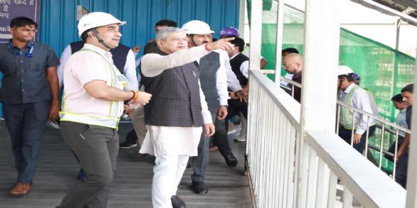 રેલવે મંત્રીએ અમદાવાદ સ્ટેશનના પુનર્વિકાસ અને હાઇ-સ્પીડ રેલ પ્રોજેક્ટની પ્રગતિની સમીક્ષા કરી