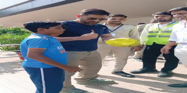 જામનગર એરપોર્ટ ઉપર મહેન્દ્રસિંહ ધોનીએ ફેન્સને આપ્યા ઓટોગ્રાફ : ફેન્સમાં ખુશીનો માહોલ