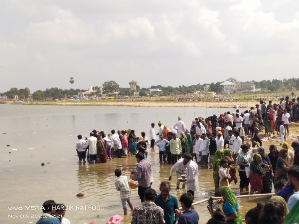 સરસ્વતી નદીમા પાણી હોવાથી આ વર્ષે તર્પણ વિધિ માટે શ્રદ્ધાળુઓ નુ તર્પણ વિધી માટે ભારે ભીડ