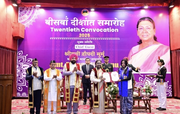 નૈનીતાલમાં કુમાઉ યુનિવર્સિટીના 20મા દીક્ષાંત સમારોહમાં રાષ્ટ્રપતિ મુર્મુ નૈનીતાલમાં કુમાઉ યુનિવર્સિટીના 20મા દીક્ષાંત સમારોહમાં રાષ્ટ્રપતિ મુર્મુ