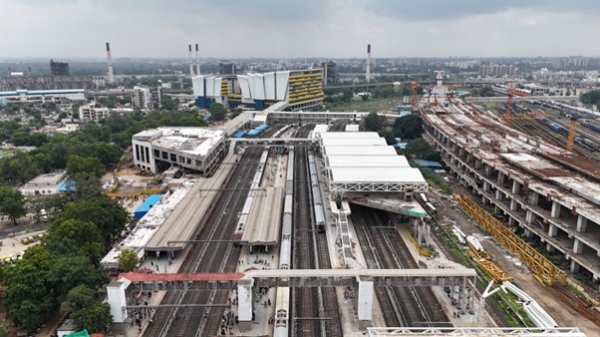 પશ્ચિમ રેલ્વેના જનરલ મેનેજરે અમદાવાદ ડિવિઝનમાં રેલવે પ્રોજેક્ટ્સ અને વિકાસ કાર્યો અંગે સમીક્ષા બેઠક યોજી પશ્ચિમ રેલ્વેના જનરલ મેનેજરે અમદાવાદ ડિવિઝનમાં રેલવે પ્રોજેક્ટ્સ અને વિકાસ કાર્યો અંગે સમીક્ષા બેઠક યોજી