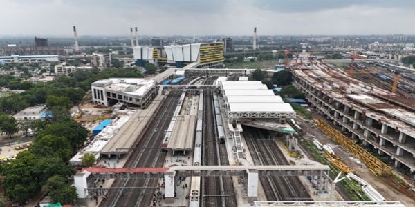 પશ્ચિમ રેલ્વેના જનરલ મેનેજરે અમદાવાદ ડિવિઝનમાં રેલવે પ્રોજેક્ટ્સ અને વિકાસ કાર્યો અંગે સમીક્ષા બેઠક યોજી