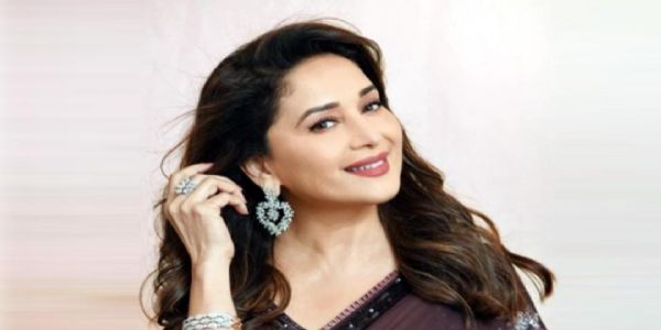 માધુરી દીક્ષિતની મોડી એન્ટ્રીએ હેડલાઇન્સ મેળવી, સોશિયલ મીડિયા પર હોબાળો મચાવ્યો