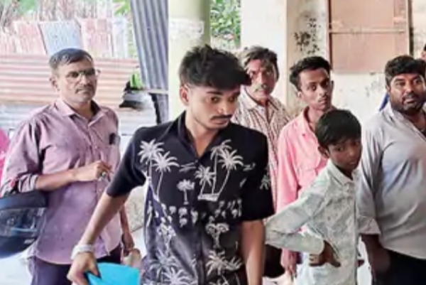 પાટણ નગરપાલિકાની જન્મ-મરણ શાખામાં અરજદારોની ભીડ, સિસ્ટમમાં વિલંબથી નાગરિકો અકળાયા પાટણ નગરપાલિકાની જન્મ-મરણ શાખામાં અરજદારોની ભીડ, સિસ્ટમમાં વિલંબથી નાગરિકો અકળાયા