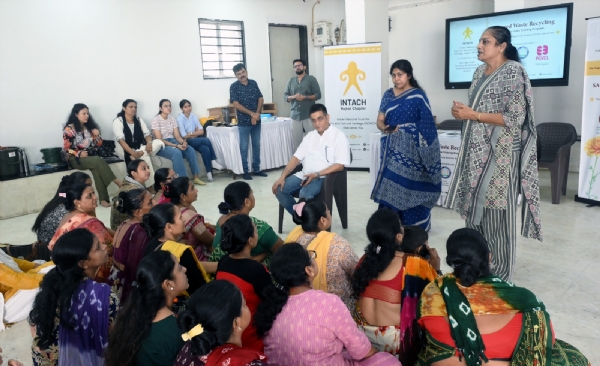 રાજકોટમાં પવિત્ર પુષ્પોને રીસાયકલ કરીને ઇકોફ્રેન્ડલી વસ્તુઓ બનાવવાની તાલીમનો શુભારંભ રાજકોટમાં પવિત્ર પુષ્પોને રીસાયકલ કરીને ઇકોફ્રેન્ડલી વસ્તુઓ બનાવવાની તાલીમનો શુભારંભ