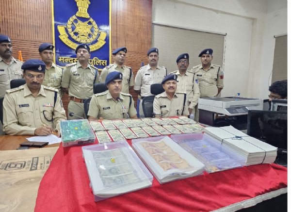 નકલી ચલણી નોટોના રેકેટનો પર્દાફાશ નકલી ચલણી નોટોના રેકેટનો પર્દાફાશ