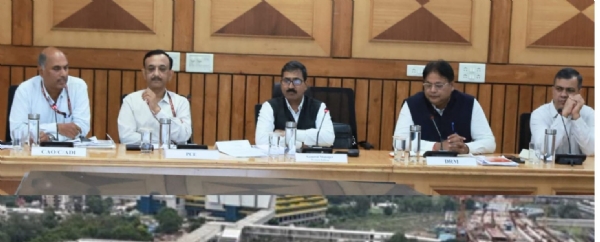 પશ્ચિમ રેલ્વેના જનરલ મેનેજરે અમદાવાદ ડિવિઝનમાં રેલવે પ્રોજેક્ટ્સ અને વિકાસ કાર્યો અંગે સમીક્ષા બેઠક યોજી પશ્ચિમ રેલ્વેના જનરલ મેનેજરે અમદાવાદ ડિવિઝનમાં રેલવે પ્રોજેક્ટ્સ અને વિકાસ કાર્યો અંગે સમીક્ષા બેઠક યોજી