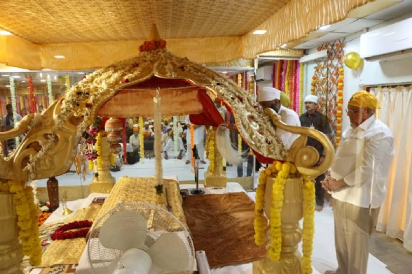 ગાંધીનગરમાં ગુરૂ ગ્રંથ સાહિબના દર્શન પૂજન કરતા મુખ્યમંત્રી ગાંધીનગરમાં ગુરૂ ગ્રંથ સાહિબના દર્શન પૂજન કરતા મુખ્યમંત્રી