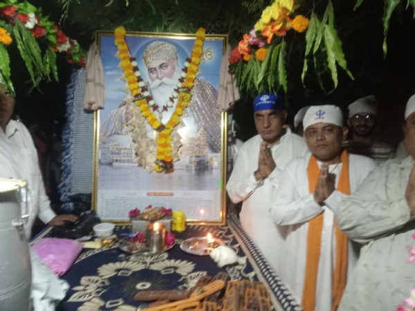 પોરબંદરમાં ગુરુનાનક જયંતિ નિમિતે શોભાયાત્રા યોજઇ. પોરબંદરમાં ગુરુનાનક જયંતિ નિમિતે શોભાયાત્રા યોજઇ.