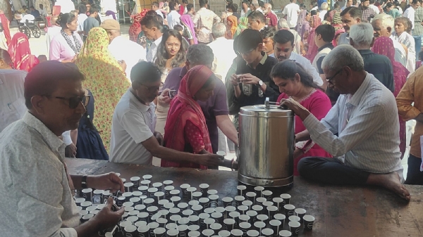 Ambaji ma dev divali ne lai bhakto ni bhid Ambaji ma dev divali ne lai bhakto ni bhid