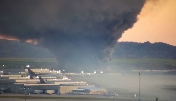 યુપીએસ એમડી-11 પ્લેન લુઇસવિલે, કેન્ટુકી એરપોર્ટ નજીક ટેકઓફ કર્યા પછી તરત જ ક્રેશ થયું યુપીએસ એમડી-11 પ્લેન લુઇસવિલે, કેન્ટુકી એરપોર્ટ નજીક ટેકઓફ કર્યા પછી તરત જ ક્રેશ થયું