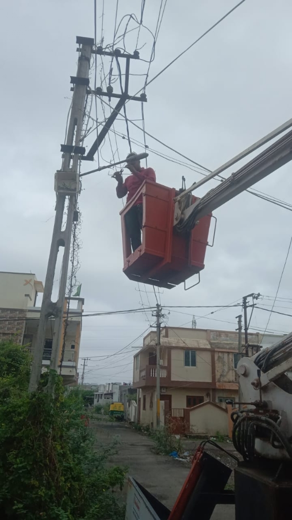 પોરબંદર મનપા દ્વારા અલગ અલગ વિસ્તારમાં 300 થી વધુ સ્ટ્રીટ લાઈટોનું સમારકામ કરાયું. પોરબંદર મનપા દ્વારા અલગ અલગ વિસ્તારમાં 300 થી વધુ સ્ટ્રીટ લાઈટોનું સમારકામ કરાયું.