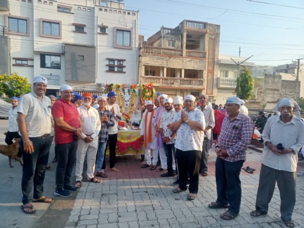 પોરબંદરમાં ગુરુનાનક જયંતિ નિમિતે શોભાયાત્રા યોજઇ. પોરબંદરમાં ગુરુનાનક જયંતિ નિમિતે શોભાયાત્રા યોજઇ.