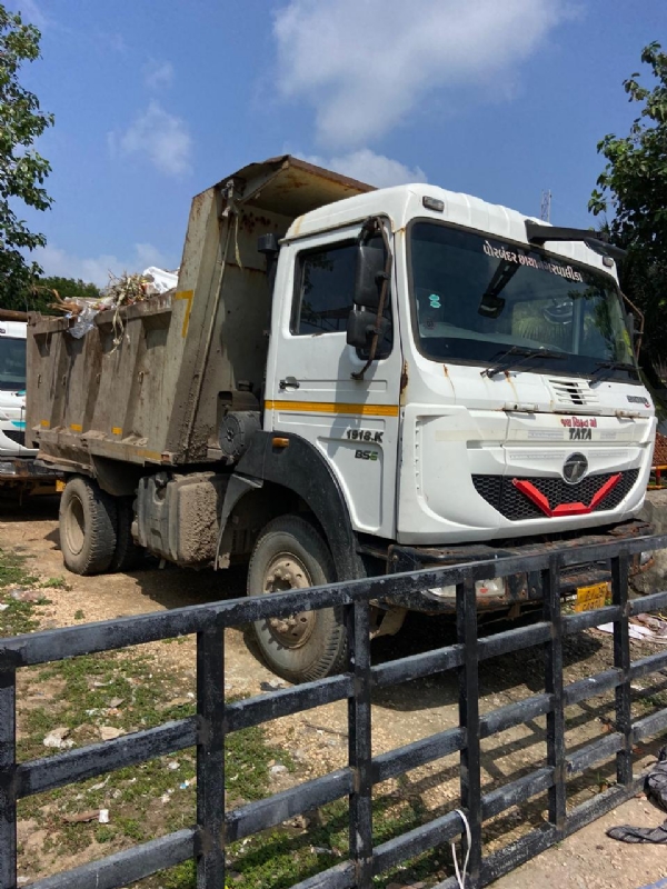 ટ્રાફિક પોલીસ દ્વારા મનપા ના ચાર વાહનો ડિટેન કરાયા. ટ્રાફિક પોલીસ દ્વારા મનપા ના ચાર વાહનો ડિટેન કરાયા.