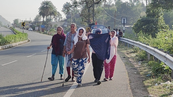 Ambaji ma dev divali ne lai bhakto ni bhid Ambaji ma dev divali ne lai bhakto ni bhid