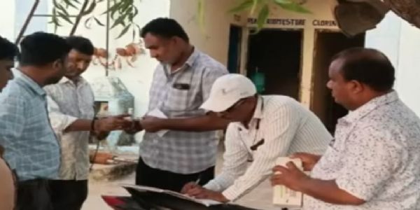 પાટણના સિદ્ધિ સરોવર પાણીની ગુણવત્તા તપાસવા આરોગ્ય ટીમે લીધા સેમ્પલ