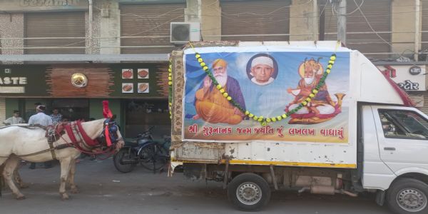 વેરાવળમાં ગુરુ નાનક જયંતિની શોભાયાત્રાનું વિવિધ સ્થળે સ્વાગત કરવામાં આવ્યું