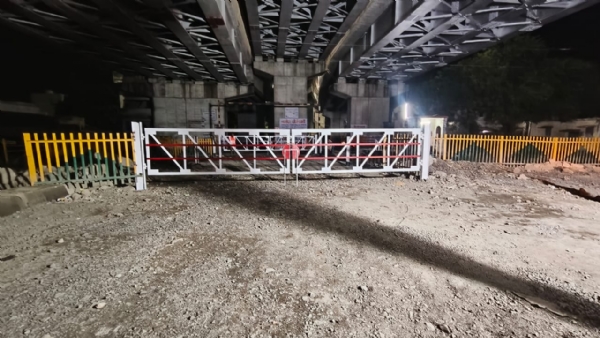 ઉદ્યોગનગર નું ફાટક તાત્કાલિક ખોલવા લોકમાંગ. ઉદ્યોગનગર નું ફાટક તાત્કાલિક ખોલવા લોકમાંગ.