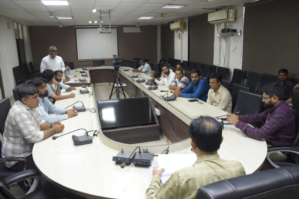 પોરબંદર જિલ્લા ચૂંટણી અધિકારીની અધ્યક્ષતામાં SIR સંદર્ભે પત્રકાર પરીષદ યોજાઈ. પોરબંદર જિલ્લા ચૂંટણી અધિકારીની અધ્યક્ષતામાં SIR સંદર્ભે પત્રકાર પરીષદ યોજાઈ.