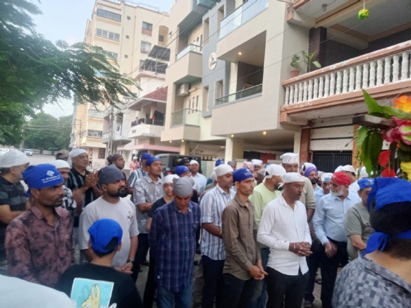 પોરબંદરમાં ગુરુનાનક જયંતિ નિમિતે શોભાયાત્રા યોજઇ. પોરબંદરમાં ગુરુનાનક જયંતિ નિમિતે શોભાયાત્રા યોજઇ.