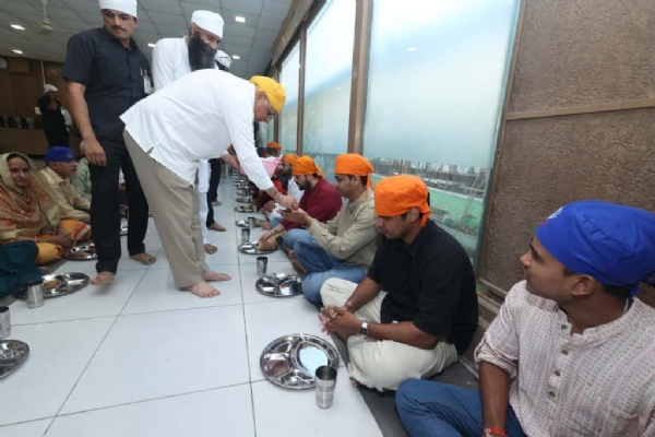 ગાંધીનગરમાં ગુરૂ ગ્રંથ સાહિબના દર્શન પૂજન કરતા મુખ્યમંત્રી ગાંધીનગરમાં ગુરૂ ગ્રંથ સાહિબના દર્શન પૂજન કરતા મુખ્યમંત્રી