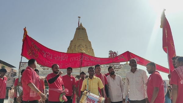 Ambaji ma dev divali ne lai bhakto ni bhid Ambaji ma dev divali ne lai bhakto ni bhid