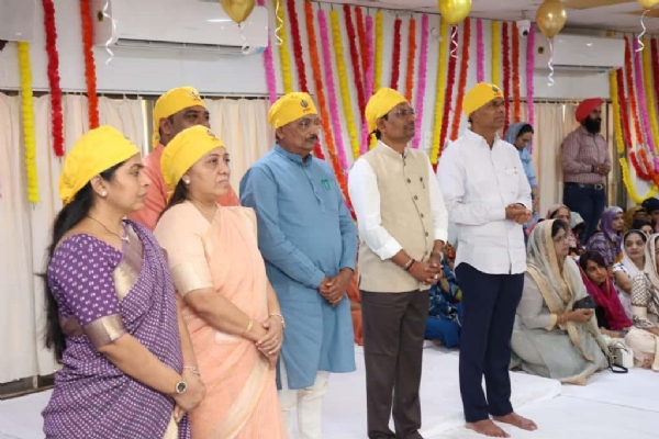 ગાંધીનગરમાં ગુરૂ ગ્રંથ સાહિબના દર્શન પૂજન કરતા મુખ્યમંત્રી ગાંધીનગરમાં ગુરૂ ગ્રંથ સાહિબના દર્શન પૂજન કરતા મુખ્યમંત્રી