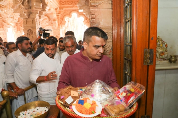 મા આશાપુરા માતાના મઢ મંદિરે શીશ ઝુકાવી પ્રાર્થના કરતાં નાયબ મુખ્યમંત્રી હર્ષ સંઘવી મા આશાપુરા માતાના મઢ મંદિરે શીશ ઝુકાવી પ્રાર્થના કરતાં નાયબ મુખ્યમંત્રી હર્ષ સંઘવી