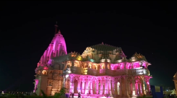 મંદિરમાં કાર્તિકી પૂર્ણિમાની મધ્ય રાત્રિએ મંદિરમાં કાર્તિકી પૂર્ણિમાની મધ્ય રાત્રિએ