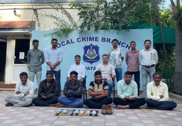 પાટણમાં નકલી પોલીસનો ભાંડાફોડ: ₹5 લાખની ખંડણી વસૂલવા આવેલા 6 શખ્સો ઝડપાયા પાટણમાં નકલી પોલીસનો ભાંડાફોડ: ₹5 લાખની ખંડણી વસૂલવા આવેલા 6 શખ્સો ઝડપાયા