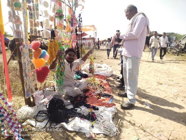 સિદ્ધપુરમા ઊંટનો મેળો: રાજસ્થાન-ગુજરાતના 10–15 હજાર ઊંટોના વેચાણ માટેઆવ્યા, રૂ. 45 હજારની સૌથી ઊંચી બોલી સિદ્ધપુરમા ઊંટનો મેળો: રાજસ્થાન-ગુજરાતના 10–15 હજાર ઊંટોના વેચાણ માટેઆવ્યા, રૂ. 45 હજારની સૌથી ઊંચી બોલી