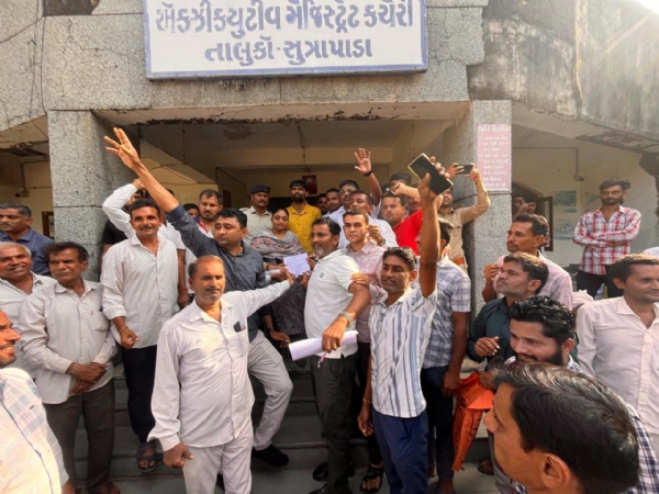 દેવા માફી માટે સુત્રાપાડા તાલુકાના ખેડૂતોની રજૂઆત દેવા માફી માટે સુત્રાપાડા તાલુકાના ખેડૂતોની રજૂઆત