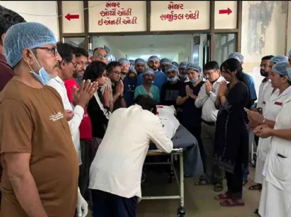 ધારપુર જી.એમ.ઇ.આર.એસ. હોસ્પિટલમાં પહેલું અંગદાન: દિપકભાઈ પરમારના પરિવારે ત્રણને આપ્યું નવજીવન ધારપુર જી.એમ.ઇ.આર.એસ. હોસ્પિટલમાં પહેલું અંગદાન: દિપકભાઈ પરમારના પરિવારે ત્રણને આપ્યું નવજીવન