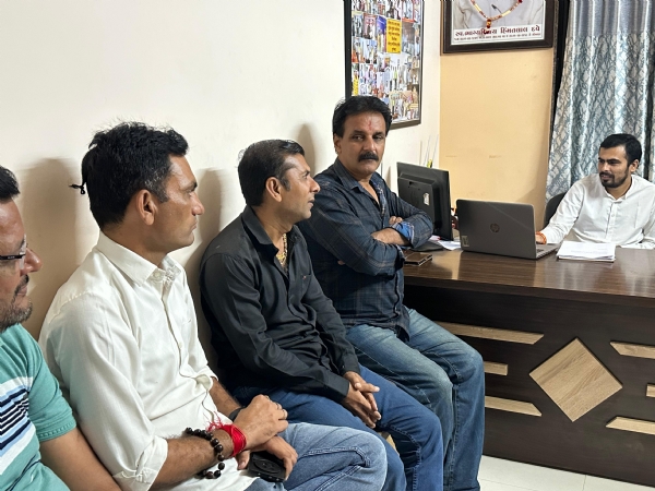 પોરબંદરના કર્મકાંડી બ્રાહ્મણોને સુરક્ષા કવચ આપવા બેઠક યોજાઇ. પોરબંદરના કર્મકાંડી બ્રાહ્મણોને સુરક્ષા કવચ આપવા બેઠક યોજાઇ.