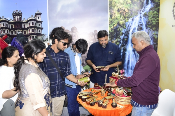 ભારત પર્વ–2025,વેસ્ટ મટિરિયલમાંથી સંગીતના પ્રતિરૂપ વાદ્યો બનાવી આત્મનિર્ભર બન્યા કલાકાર રાહુલ શ્રીવાસ ભારત પર્વ–2025,વેસ્ટ મટિરિયલમાંથી સંગીતના પ્રતિરૂપ વાદ્યો બનાવી આત્મનિર્ભર બન્યા કલાકાર રાહુલ શ્રીવાસ